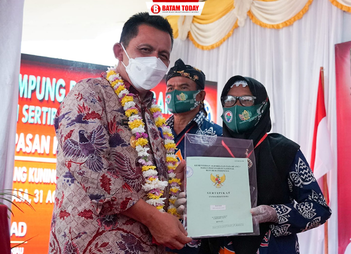 Gubernur Ansar Ahmad saat memberikan sertifikat tanah kepada Masyarakat